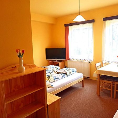 P&P Jicin Apartments - Soukrome 2-3 Luzkove Pokoje S Vlastni Kuchyni A Koupelnou Εξωτερικό φωτογραφία