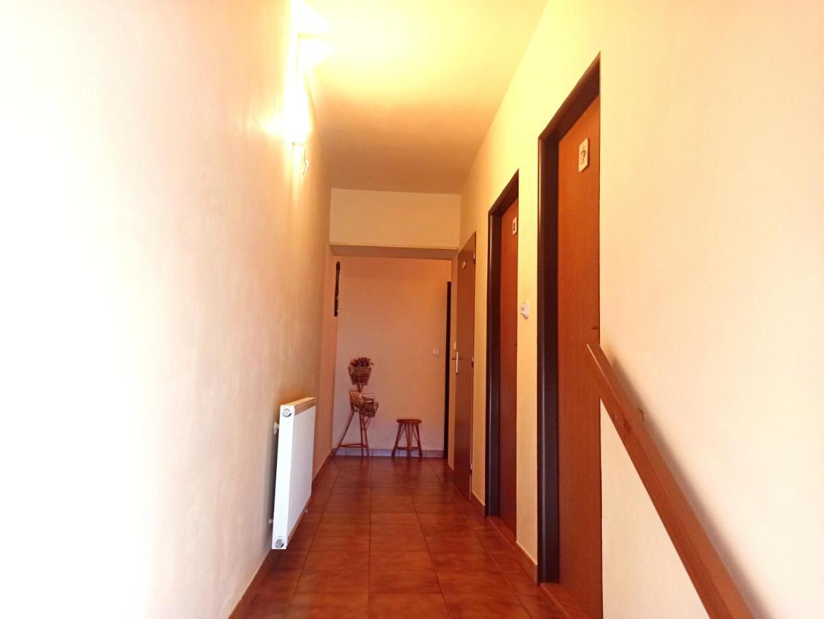 P&P Jicin Apartments - Soukrome 2-3 Luzkove Pokoje S Vlastni Kuchyni A Koupelnou Εξωτερικό φωτογραφία