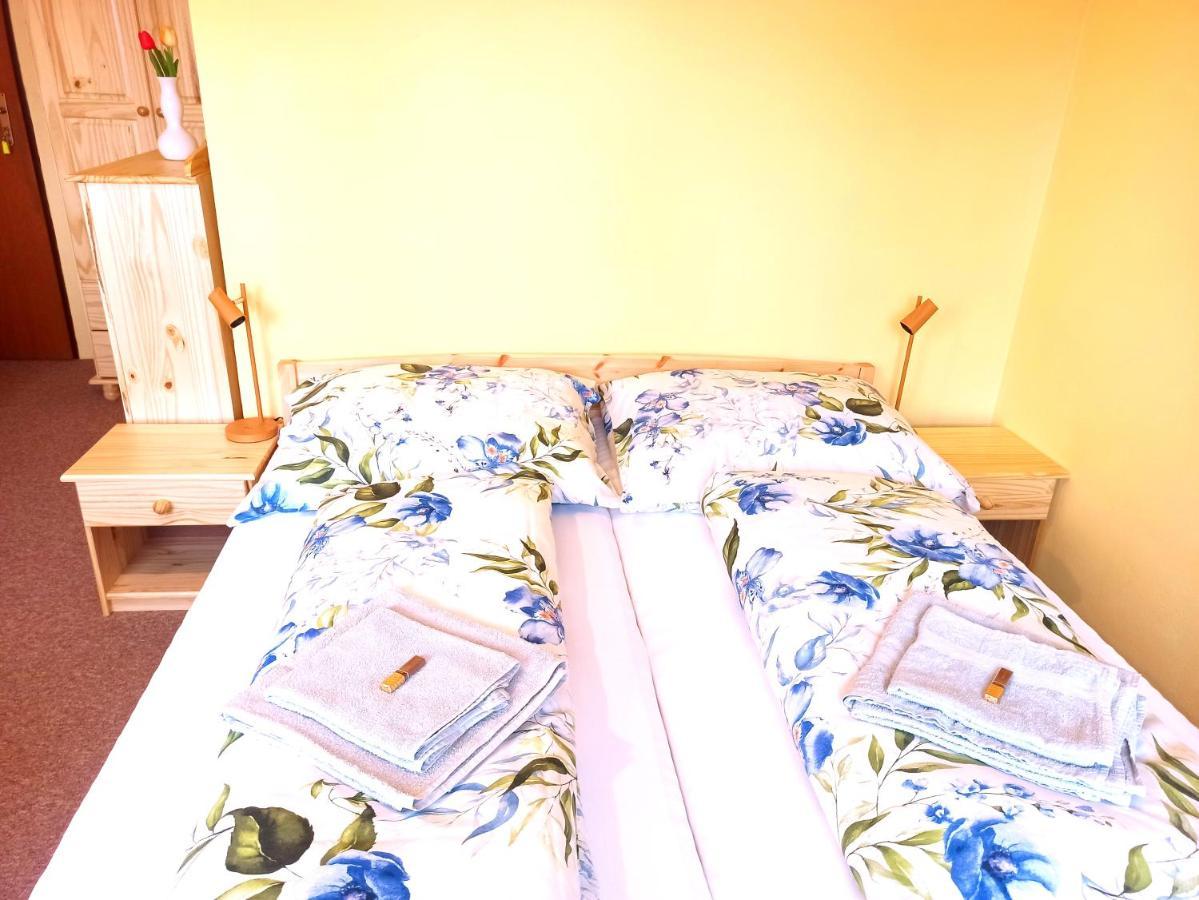 P&P Jicin Apartments - Soukrome 2-3 Luzkove Pokoje S Vlastni Kuchyni A Koupelnou Εξωτερικό φωτογραφία