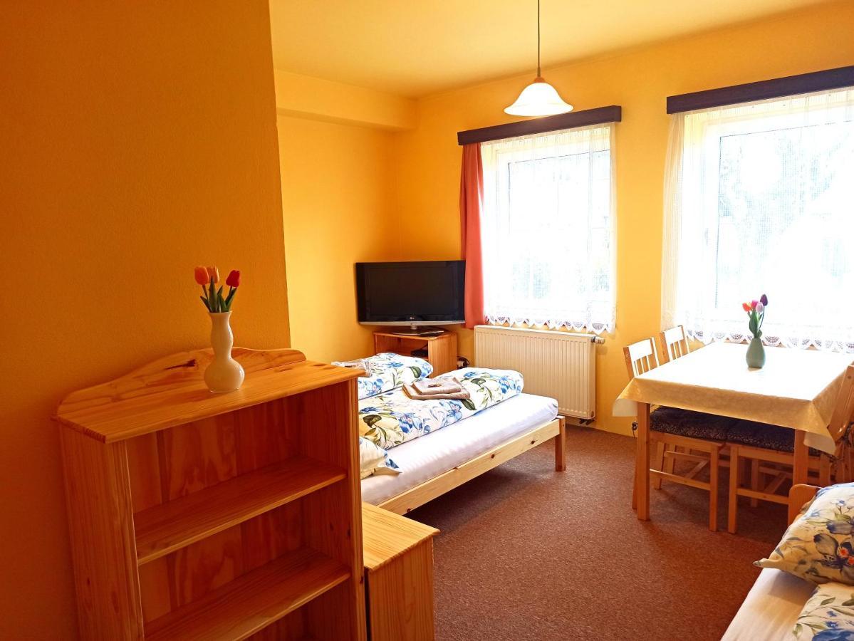 P&P Jicin Apartments - Soukrome 2-3 Luzkove Pokoje S Vlastni Kuchyni A Koupelnou Εξωτερικό φωτογραφία
