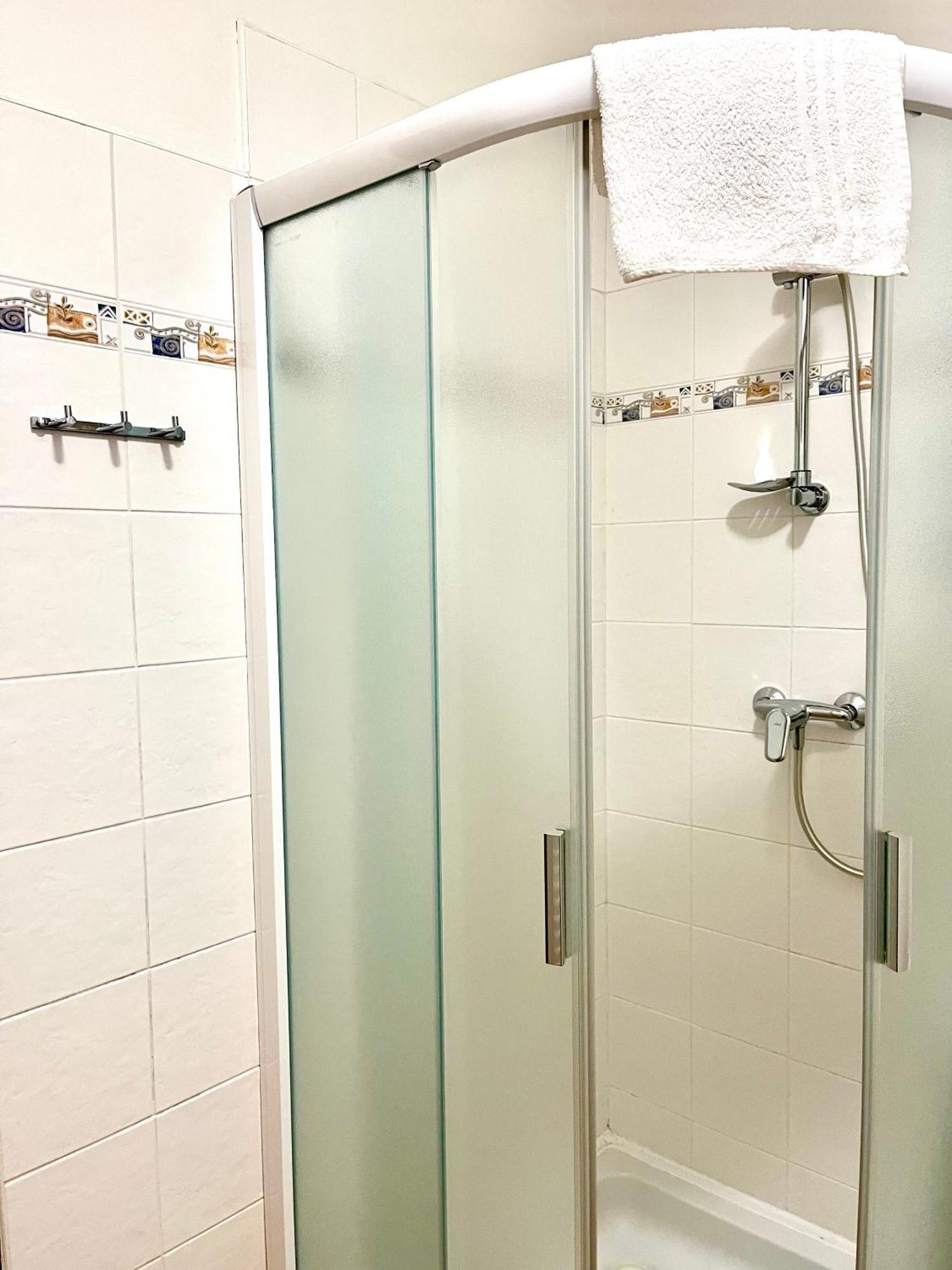 P&P Jicin Apartments - Soukrome 2-3 Luzkove Pokoje S Vlastni Kuchyni A Koupelnou Εξωτερικό φωτογραφία
