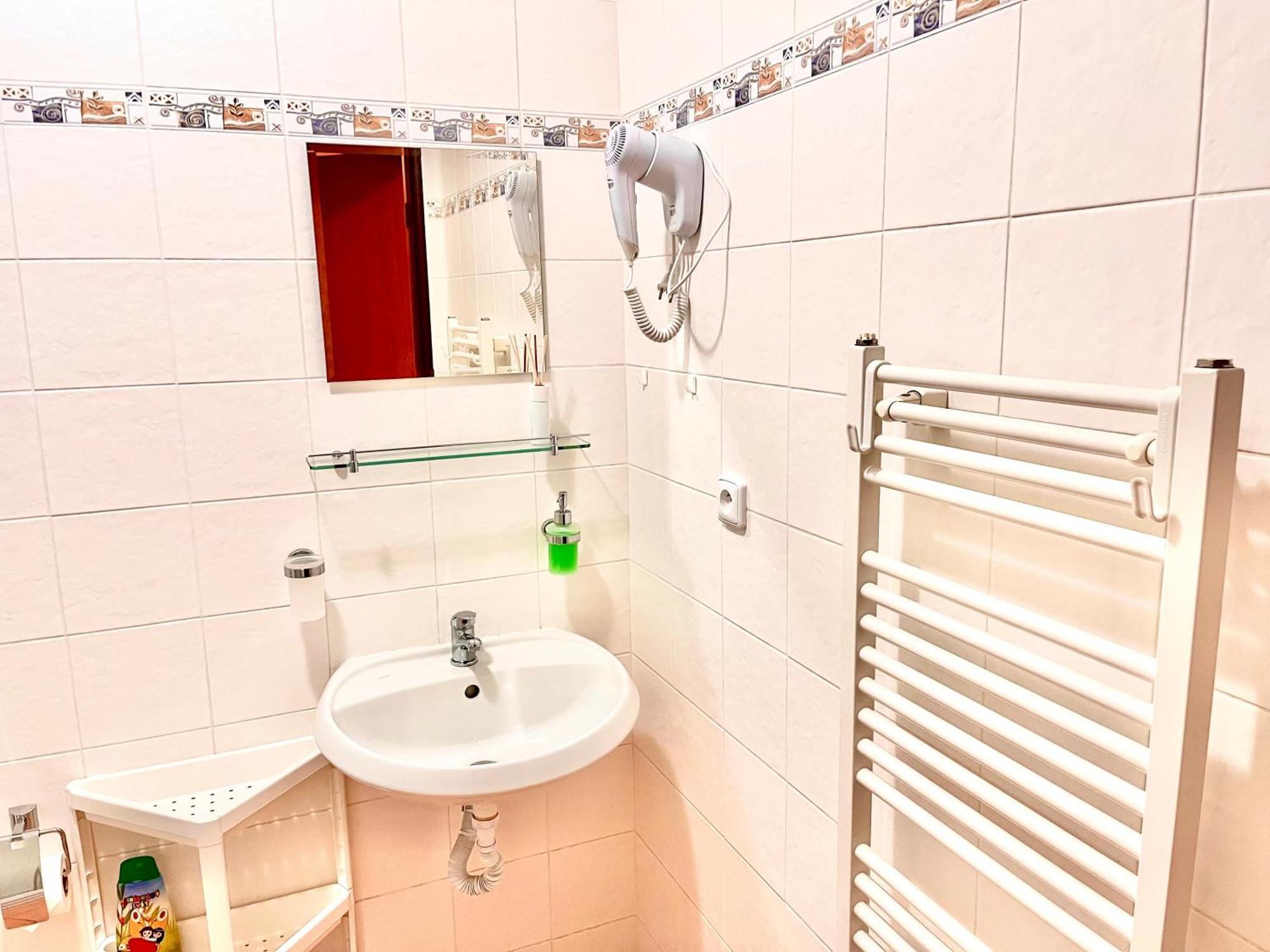 P&P Jicin Apartments - Soukrome 2-3 Luzkove Pokoje S Vlastni Kuchyni A Koupelnou Εξωτερικό φωτογραφία